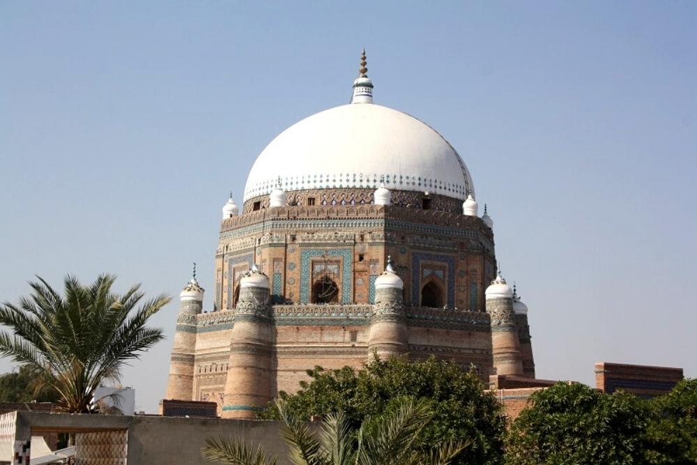 shrines of pakistan