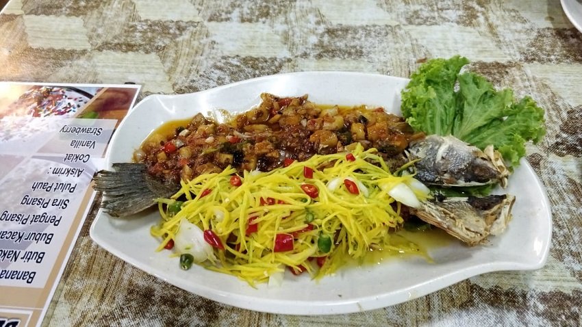 deep fried talapia in mango sauce - food of Kuala Terengganu