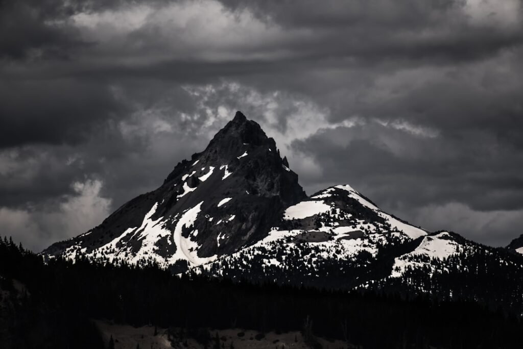 Photo Mountain peaks